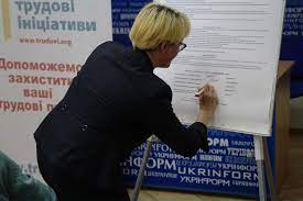 Директорка КІГДу Марфа Скорик підписує Меморандум. 30 березня 2017 року, Київ, Укрінформ