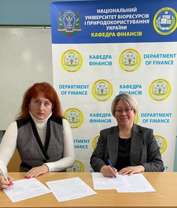 По підписанні: д.е.н. Надія Давиденко та директорка КІГДу к.ф.н. Марфа Скорик. Київ, 24 січня 2022 р. 